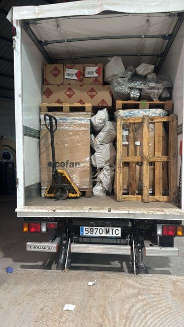 EL AYUNTAMIENTO DE TORREJÓN DE ARDOZ ENVÍA A VALENCIA 4.100 PALAS Y OTRO MATERIAL, TRASLADADO POR UN EQUIPO DE TRABAJO ENCABEZADO POR EL ALCALDE, ALEJANDRO NAVARRO PRIETO, COMO APOYO A LOS AFECTADOS POR LA DANA 