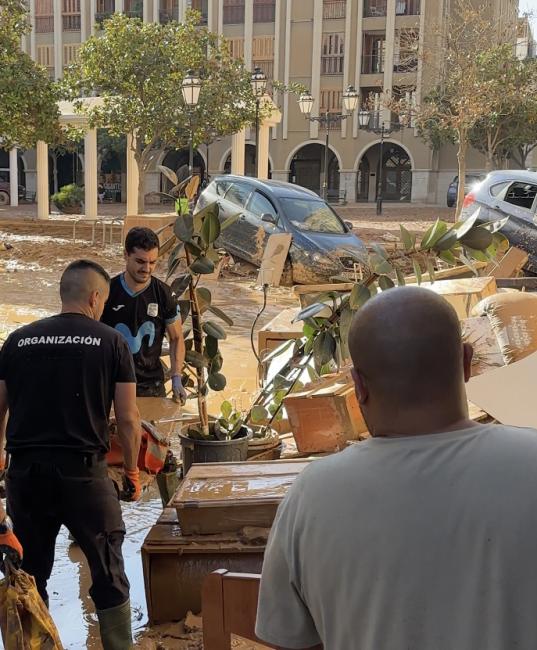 EL AYUNTAMIENTO DE TORREJÓN DE ARDOZ ENVÍA A VALENCIA 2 NUEVOS TRAILERS CON MATERIAL DE AYUDA DONADO POR VECINOS Y ENTIDADES DE LA CIUDAD, ADEMÁS DE UN CAMIÓN VOLQUETE CON GRÚA-PULPO PARA RETIRAR DE LA VÍA PÚBLICA ENSERES