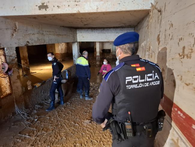 EL AYUNTAMIENTO DE TORREJÓN DE ARDOZ ENVÍA A VALENCIA DOS DISPOSITIVOS POLICIALES CON 22 AGENTES Y 11 VEHÍCULOS PARA AYUDAR A LOS AFECTADOS POR LA DANA