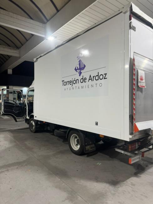 EL AYUNTAMIENTO DE TORREJÓN DE ARDOZ ENVÍA A VALENCIA 4.100 PALAS Y OTRO MATERIAL, TRASLADADO POR UN EQUIPO DE TRABAJO ENCABEZADO POR EL ALCALDE, ALEJANDRO NAVARRO PRIETO, COMO APOYO A LOS AFECTADOS POR LA DANA 
