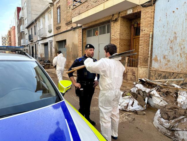 EL AYUNTAMIENTO DE TORREJÓN DE ARDOZ ENVÍA A VALENCIA DOS DISPOSITIVOS POLICIALES CON 22 AGENTES Y 11 VEHÍCULOS PARA AYUDAR A LOS AFECTADOS POR LA DANA