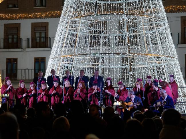 Espectacular regreso de Los Guachis a la Plaza Mayor en la inauguración de la nueva Plaza de Los Guachis, la novedosa Iluminación Navideña de la ciudad y la vuelta del impresionante espectáculo Fantasía de Navidad, videomapping sobre la fachada de la Iglesia