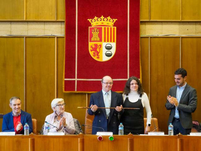 Uno de los componentes de ASTOR ha recibido el bastón de mando y se ha convertido en “alcalde” por un día