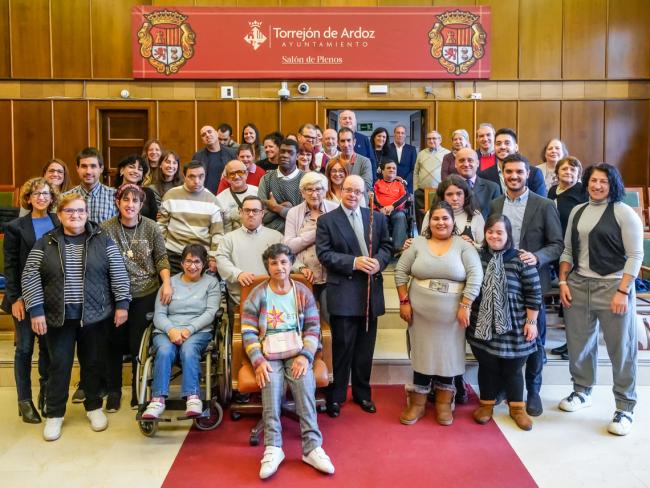 Los concejales por un día de ASTOR, junto al alcalde, Alejandro Navarro, y otros miembros de la Corporación municipal 