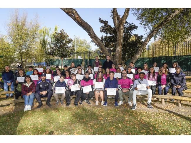 El concejal de Seguridad, Alberto Cantalejo, y el edil de Juventud, Urbanismo y Vivienda, Víctor Miranda, con los alumnos mediadores en la clausura de la última fase de la formación