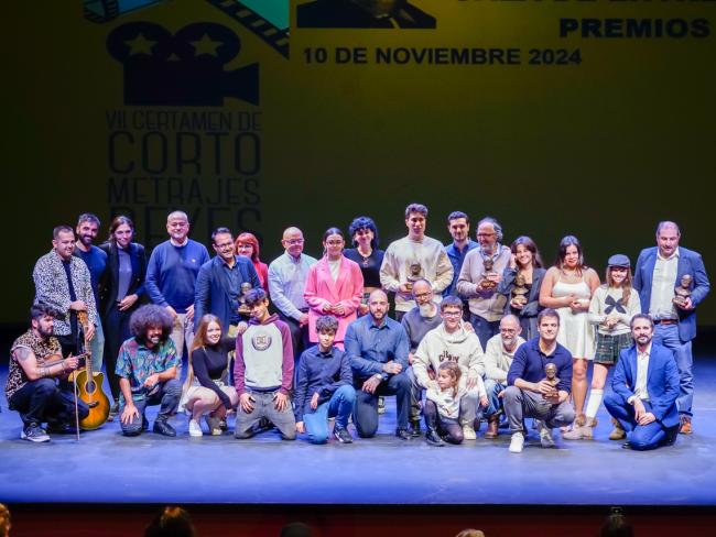 El alcalde, Alejandro Navarro, el primer teniente de alcalde, Valeriano Díaz, y el edil de Cultura, José Antonio Moreno, con los ganadores del VII Certamen de Cortometrajes “Reyes Abades”