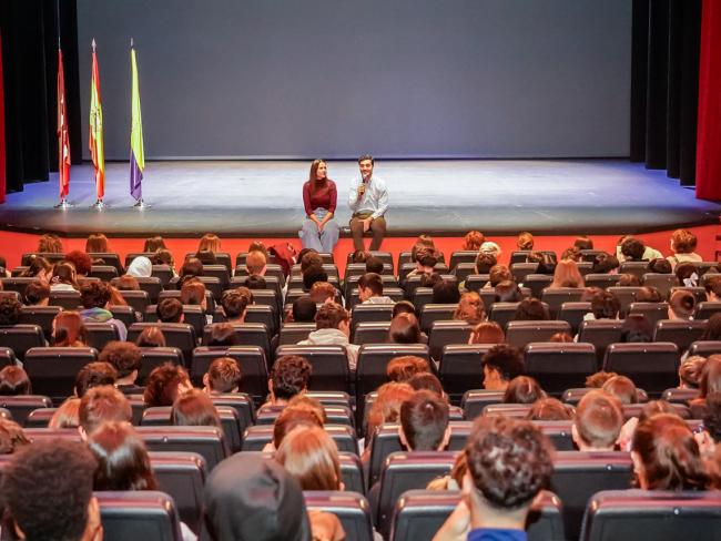 El alcalde, Alejandro Navarro Prieto, y la concejala de Igualdad y Festejos, María Eugenia Gil dirigiéndose a los asistentes, principalmente jóvenes