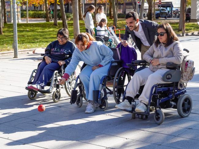 El alcalde, Alejandro Navarro, participando en uno de los deportes adaptados de la jornada