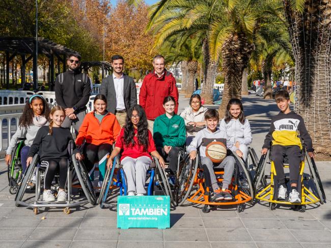 El alcalde, Alejandro Navarro y el concejal de Bienestar, Educación e Inmigración, Rubén Martínez. Visitando la jornada
