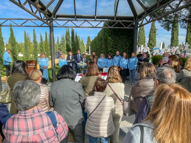 Torrejón de Ardoz recordó a los difuntos en el Día de Todos los Santos, especialmente a los provocados por la DANA, con un Homenaje Musical, reparto de rosas y un taller con la presencia de perros de asistencia terapéutica