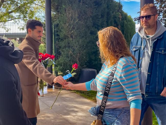 Torrejón de Ardoz recordó a los difuntos en el Día de Todos los Santos, especialmente a los provocados por la DANA, con un Homenaje Musical, reparto de rosas y un taller con la presencia de perros de asistencia terapéutica