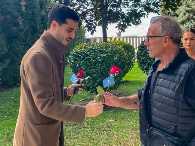 Torrejón de Ardoz recordó a los difuntos en el Día de Todos los Santos, especialmente a los provocados por la DANA, con un Homenaje Musical, reparto de rosas y un taller con la presencia de perros de asistencia terapéutica