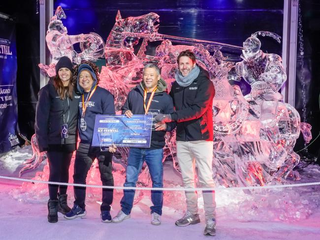 El tercer premio fue para la creación “El soñador” cuyos autores, Antonio Baisas y Ross Baisas de Canadá y Filipinas, posan con la concejala de Igualdad y Festejos, María Eugenia Gil, y Rafael González, comisario de la exposición El tercer premio fue para la creación “El soñador” cuyos autores, Antonio Baisas y Ross Baisas de Canadá y Filipinas, posan con la concejala de Igualdad y Festejos, María Eugenia Gil, y Rafael González, comisario de la exposición 