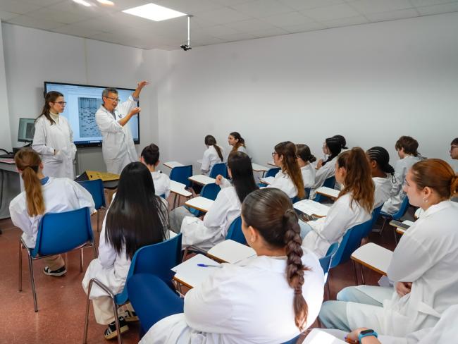 Estudiantes de Bachillerato de Torrejón de Ardoz celebran la Semana de la Ciencia y la Innovación con talleres prácticos de biotecnología donde aprenden a extraer material genético y clonar ADN