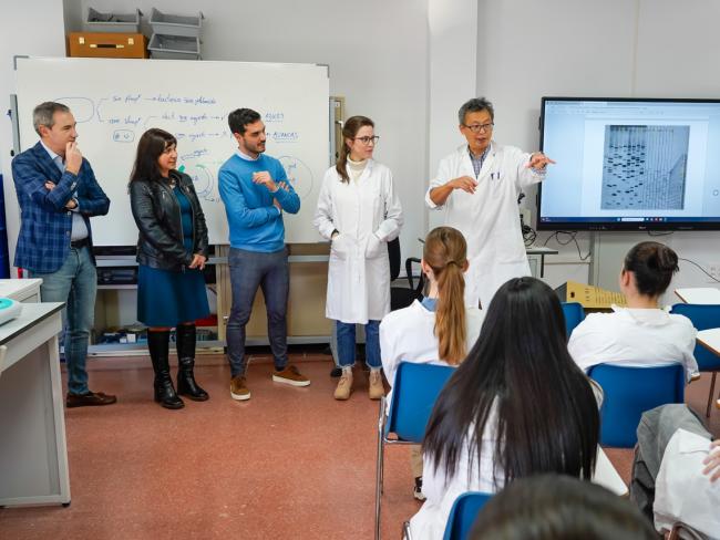 Estudiantes de Bachillerato de Torrejón de Ardoz celebran la Semana de la Ciencia y la Innovación con talleres prácticos de biotecnología donde aprenden a extraer material genético y clonar ADN