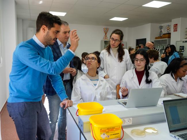 Estudiantes de Bachillerato de Torrejón de Ardoz celebran la Semana de la Ciencia y la Innovación con talleres prácticos de biotecnología donde aprenden a extraer material genético y clonar ADN