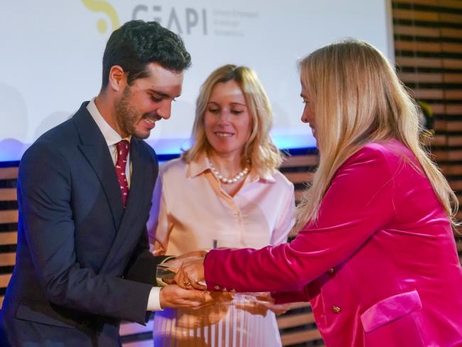 El alcalde también asistió a la clausura de las jornadas en el Centro Cultural Conde Duque de Madrid, donde recibió de manos de Rocío Albert López-Ibor, consejera de Economía, Hacienda y Empleo un reconocimiento de los organizadores para la ciudad de Torrejón
