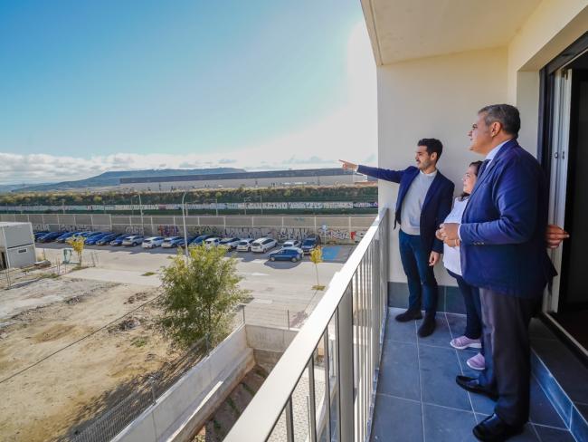 Entregadas las llaves de las 137 viviendas de alquiler a precio asequible, con prioridad para torrejoneros, del Plan Vive que la Comunidad de Madrid ha construido en Torrejón de Ardoz