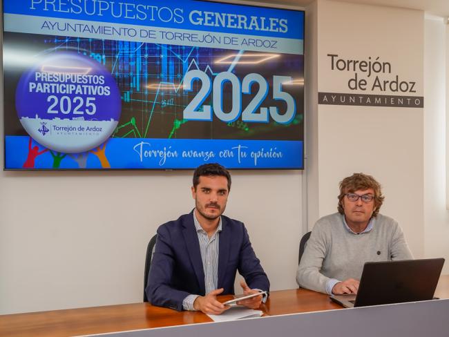 El alcalde, Alejandro Navarro Prieto, y el concejal de Hacienda y Patrimonio, Marcos López Álvarez, presentado los Presupuesto 2025