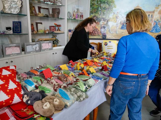 Una de las mesas del mercadillo solidario