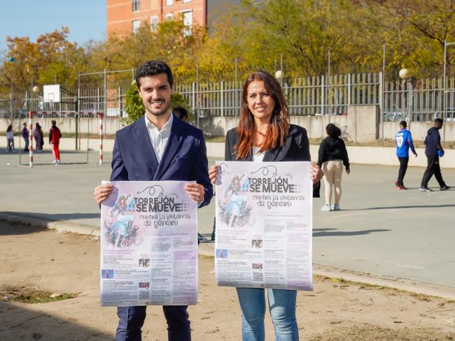 El alcalde, Alejandro Navarro Prieto, y la concejala de Igualdad y Festejos, María Eugenia Gil, han presentado esta mañana en el IES Luis de Góngora el programa de actividades con el que Torrejón de Ardoz conmemorará el Día Internacional Contra la Violencia de Género