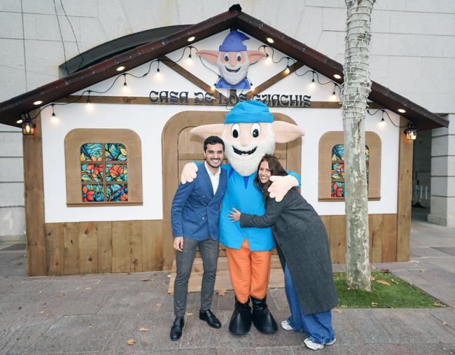 El alcalde de Torrejón de Ardoz, Alejandro Navarro Prieto, y la concejala de Igualdad y Festejos, han presentado esta mañana la nueva Plaza de Los Guachis