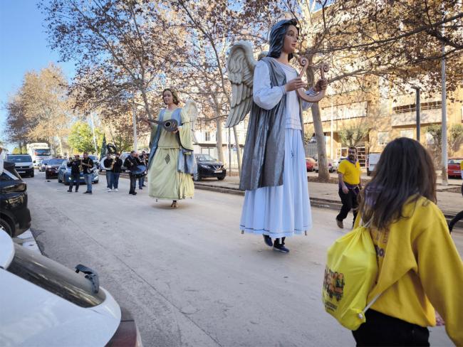 El Pasacalles de los Ángeles Navideños Gigantes de Torrejón de Ardoz reparte alegría y dulces por las calles de las localidades valencianas de Catarroja y Massanassa