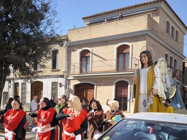El Pasacalles de los Ángeles Navideños Gigantes de Torrejón de Ardoz reparte alegría y dulces por las calles de las localidades valencianas de Catarroja y Massanassa