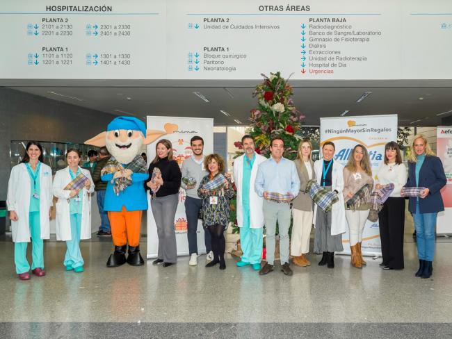 La campaña “Ningún mayor sin regalo”, de la Asociación MIMA, mediante la cual entregaron 100 mantas, entre las personas mayores hospitalizadas en el Hospital Universitario de Torrejón de Ardoz