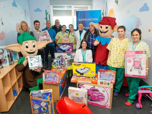 La Asociación de Parados de Torrejón de Ardoz también aportó su granito de arena y les entregó juguetes y regalos para la sala de juegos de la planta de hospitalización pediátrica