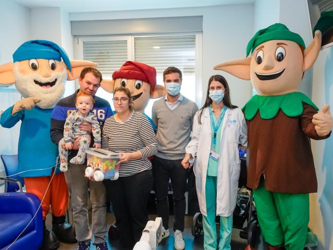 El alcalde, Alejandro Navarro Prieto, visitando junto a Guachiabuelo”, “Guachirín” y “Guachitrín” a los niños que se encuentran ingresados en el Hospital Universitario de Torrejón de Ardoz