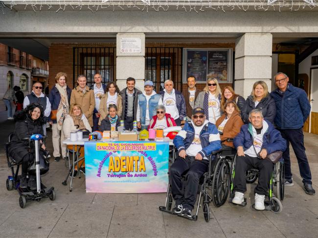 El alcalde, Alejandro Navarro Prieto y el concejal de Bienestar, Educación e Inmigración, Rubén Martínez, visitando la mesa informativa de la Asociación de Esclerosis Múltiple de Torrejón de Ardoz (ADEMTA) en la Plaza Mayor