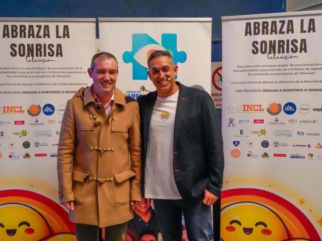 El concejal de Bienestar, Educación e Inmigración, Rubén Martínez, con el periodista, Alberto Fernández