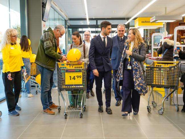El alcalde, Alejandro Navarro, visitando las instalaciones del nuevo Ahorramas