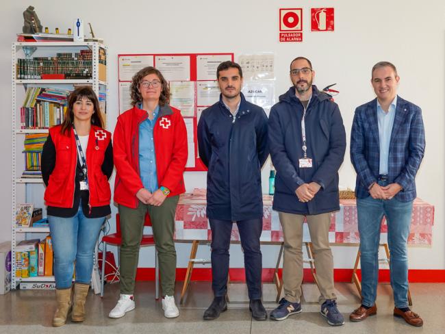 El alcalde, Alejandro Navarro Prieto, el concejal de Bienestar, Educación e Inmigración, Rubén Martínez, el director técnico de Cruz Roja Corredor del Henares Sur, David Martín, la presidenta de la Asamblea Comarcal de Cruz Roja Corredor del Henares Sur, Cristina Aguilar, y la coordinadora del proyecto de atención integral a personas sin hogar, Julia Morales Álvarez