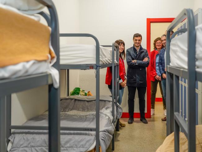 El alcalde, Alejandro Navarro Prieto, visitando las instalaciones del Albergue