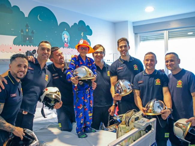 Los bomberos de la Comunidad de Madrid en Torrejón de Ardoz también repartieron regalos entre los más pequeños