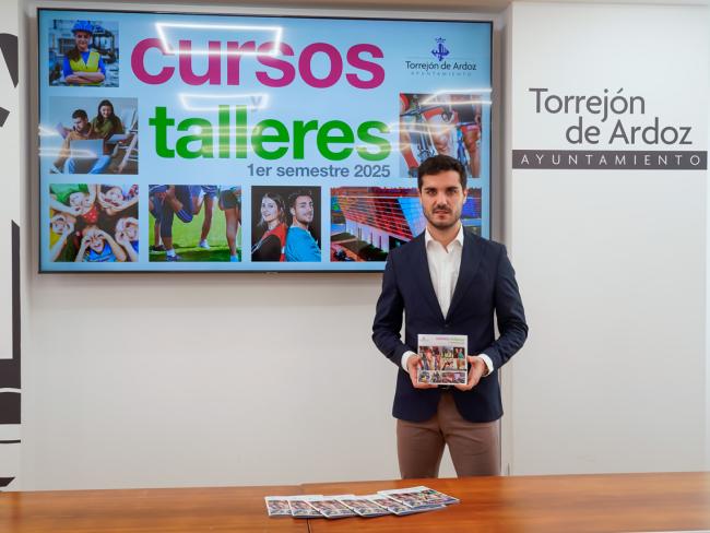 El alcalde, Alejandro Navarro, presentado esta mañana la nueva oferta de cursos y talleres