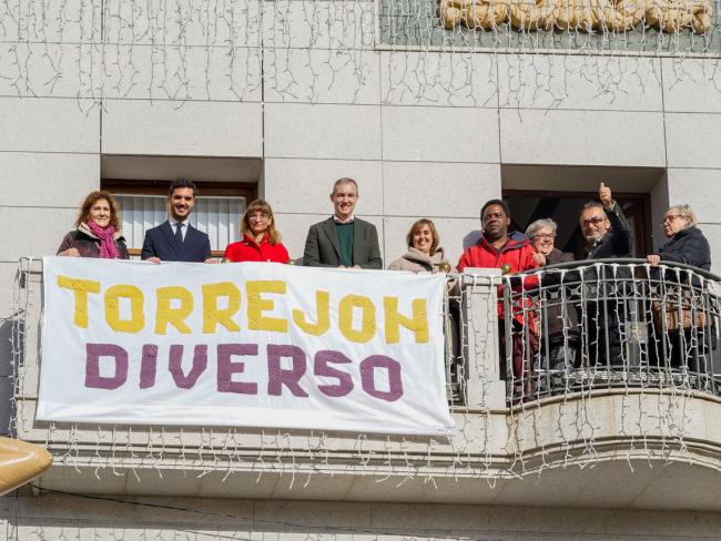 Mural con el lema "Torrejón diverso" tejido en punto de crochet
