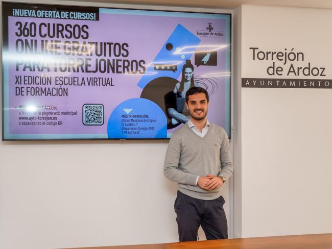 El alcalde, Alejandro Navarro, presentando la Escuela Virtual de Formación