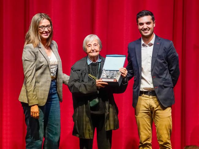 El alcalde, Alejandro Navarro Prieto, y la concejala de Mayores y Voluntariado, entregando un premio a Fuensanta Meléndez, por una vida dedicada a ayudar a los demás de forma desinteresada  