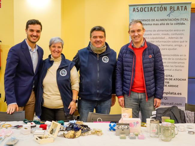 Alejandro Navarro y Rubén Martínez, en el mercadillo de la Plataforma de Afectados por Trastornos Alimentarios de Torrejón de Ardoz