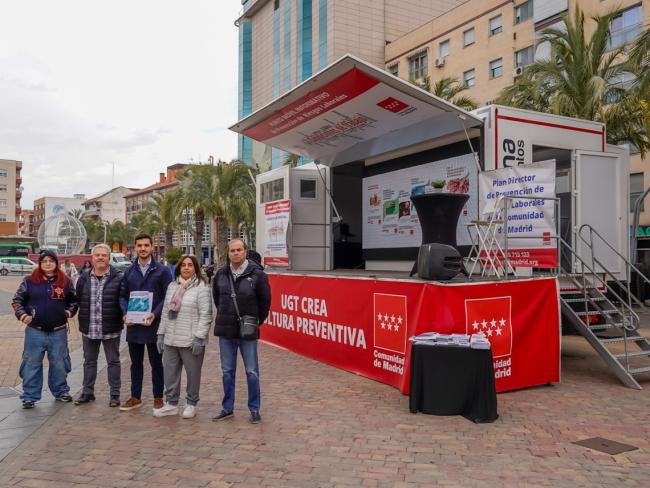 El alcalde de Torrejón de Ardoz, Alejandro Navarro, visita el autobús sobre la prevención de riesgos laborales de UGT-Madrid 