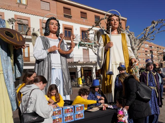 El ángel Raguel, de la Comparsa de Gigantes y Cabezudos de Torrejón de Ardoz, recogerá hoy, jueves, 26 de diciembre, en la Plaza Mayor, los chupetes de los niños que quieran entregárselos a los Reyes Magos
