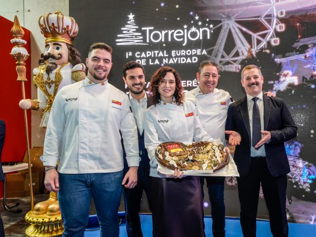 La presidenta de la Comunidad de Madrid, Isabel Díaz Ayuso, y el consejero de Cultura, Turismo y Deporte, Mariano de Paco, visitaron el stand torrejonero en FITUR donde pudieron degustar las magníficas palmeras de chocolate de Torrejón de Ardoz, a cargo de la Pastelería Migas y sus maestros pasteleros, Adrián Campos García y Manuel Campos Baquero
