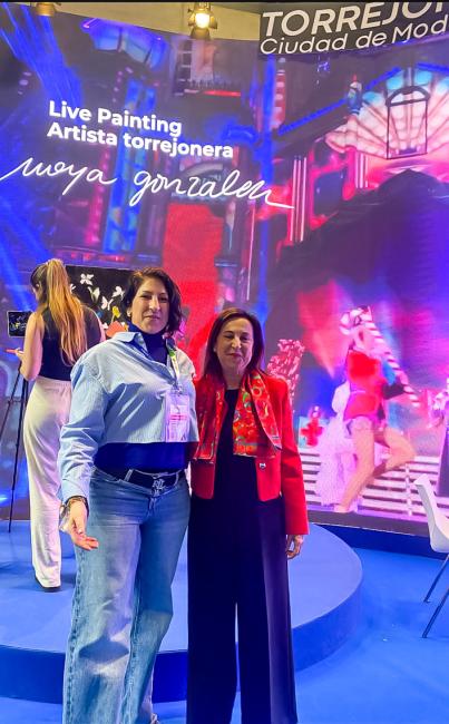 La concejala de Turismo, Miriam Gutiérrez, junto a la ministra de Defensa, Margarita Robles, que se acercó al stand de Torrejón de Ardoz