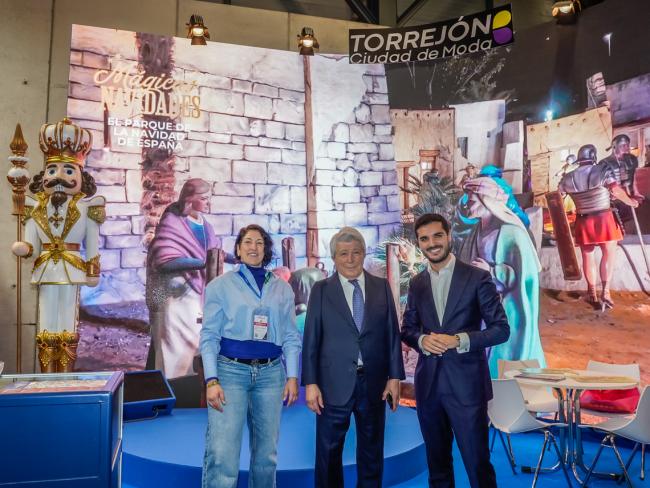 El empresario y presidente del Atlético de Madrid, Enrique Cerezo, junto al alcalde, Alejandro Navarro y a la concejala de Turismo, Miriam Gutiérrez 