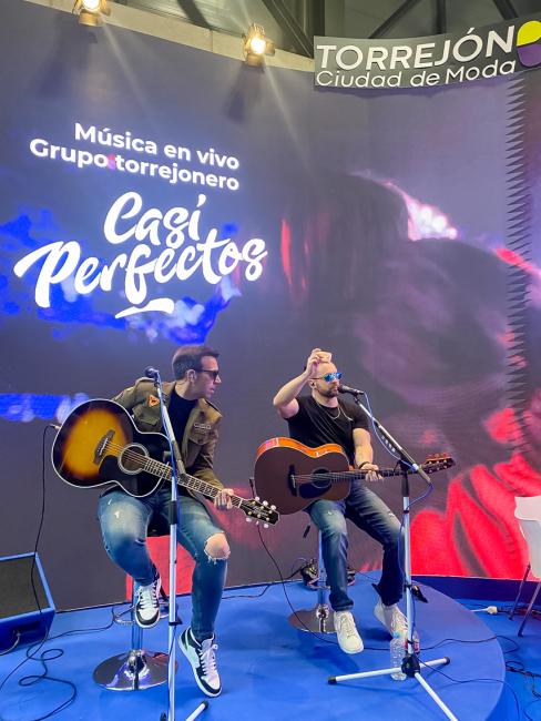 Actuación del grupo musical torrejonero, Casi Perfectos
