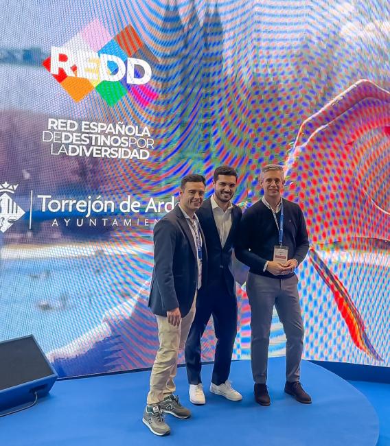 Miembros de la Red Española de Destinos por la Diversidad visitando el stand de Torrejón en FITUR como una de las ciudades que pertenecen a esta asociación  