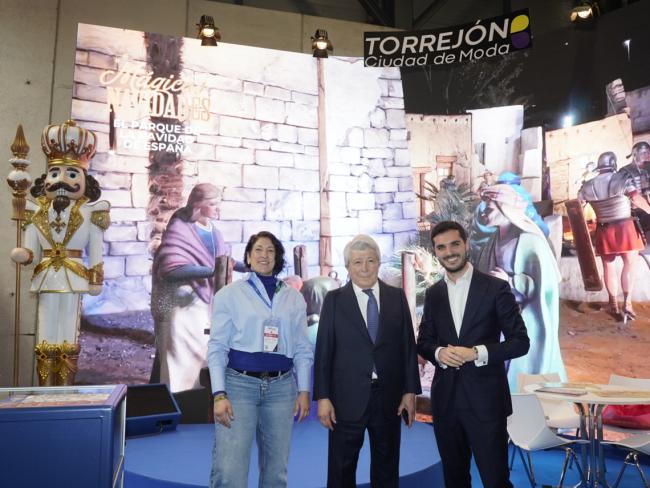 El empresario y presidente del Club Atlético de Madrid, Enrique Cerezo, visitó el stand torrejonero, acompañado de la concejala de Turismo, Miriam Gutiérrez y el acalde